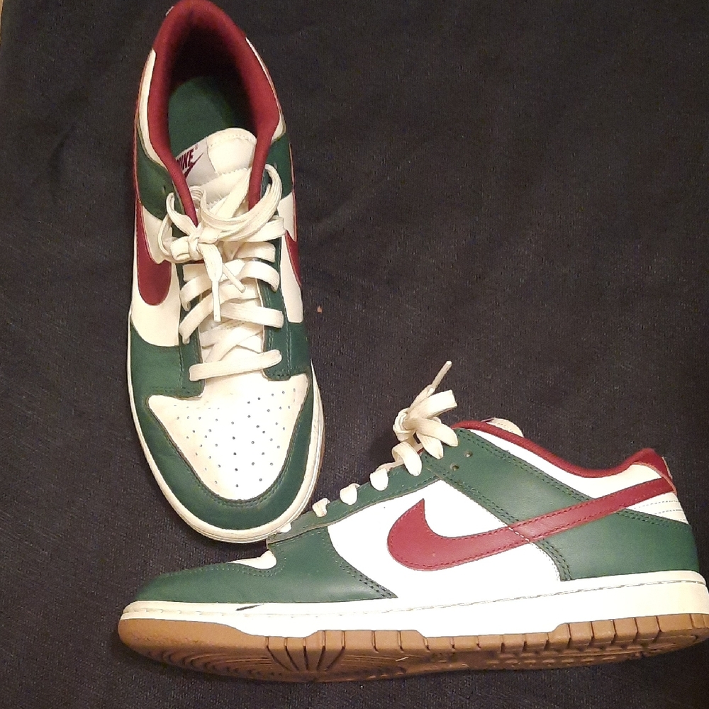 Nike Men's Green and Maroon Sneakers